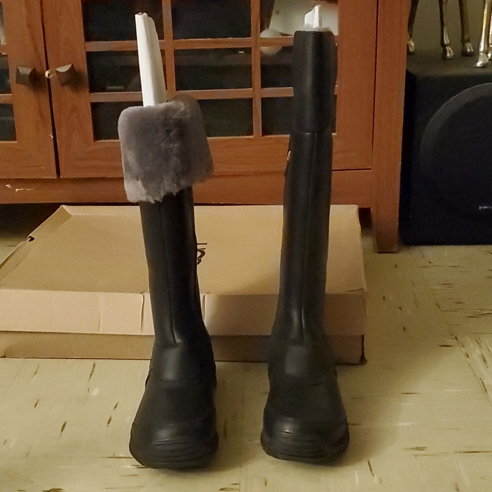 Women size 6.5 Ugg Miko Boots in Black